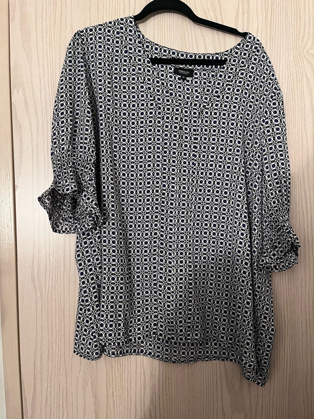 Jones and Co Black and White Geometric Ruffled Sleeve Blouse